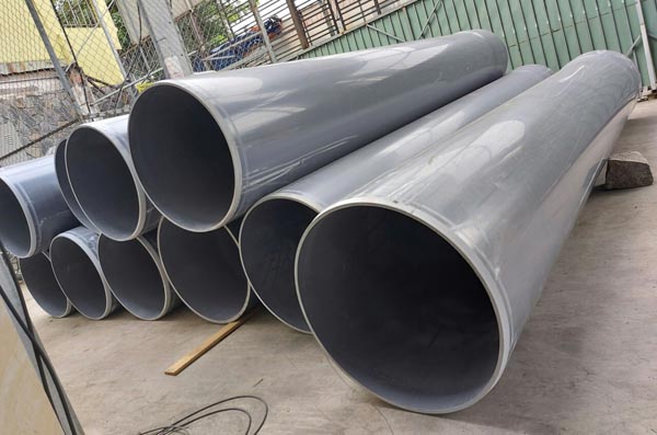 Ống nhựa uPVC cỡ lớn được tập kết tại công trình thi công hạ tầng đô thị
